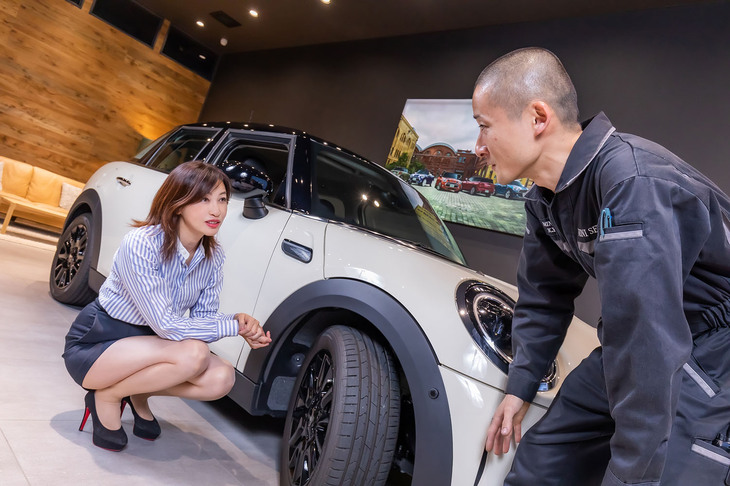 山﨑氏は「もしもパンクした場合は、交換をお勧めしています。空気漏れを止めることはできても、破壊された内部構造までは完全に修理できないので、早期に新品のタイヤへの交換が安全です」とMINIの安全性に対するこだわりを説明。