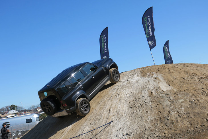 ……まぁ「挑む」といっても、ドライバーはアクセルを踏むだけ。オールテレインタイヤの高いトラクション性能も手伝って、「ディフェンダー」はアッサリ登り切る。