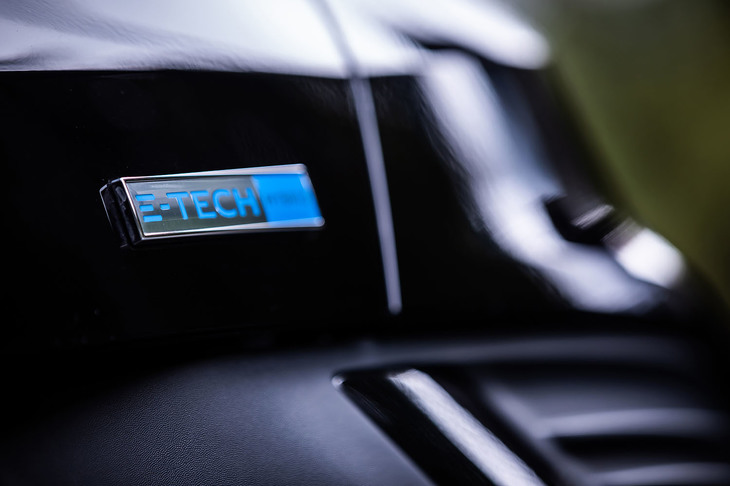 日本に導入される「アルカナ」のパワートレインは、独自のフルハイブリッドシステム「E-TECH HYBRID」の1種類のみ。ルノーは2030年までに販売車種の9割を電動化すると発表しており、現在欧州で販売されているアルカナもすべてハイブリッドモデルとなっている。