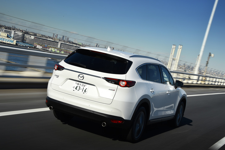 ディーゼル専用車の「CX-8」。ノック音を低減する「ナチュラル・サウンド・スムーザー」やノック音の発生そのものを抑制する「ナチュラル・サウンド・周波数コントロール」などの技術を採用し、走行中の静粛性・快適性が追求されている。