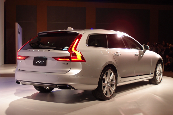 ワゴン「V90」のリアビュー。初期のコンセプトモデルに見られた、特徴的なデザインのリアランプが与えられている。