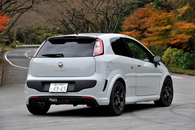 アバルト・プント スーパースポーツ
    ボディーサイズ：全長×全幅×全高＝4080×1720×1490mm／ホイールベース：2510mm／車重：1260kg／駆動方式：FF／エンジン：1.4リッター直4 DOHC 16バルブ ターボ／トランスミッション：6段MT／最高出力：180ps/5750rpm／最大トルク：27.5kgm/2500rpm／タイヤ：（前）215/45R17／（後）215/45R17／価格：309万円