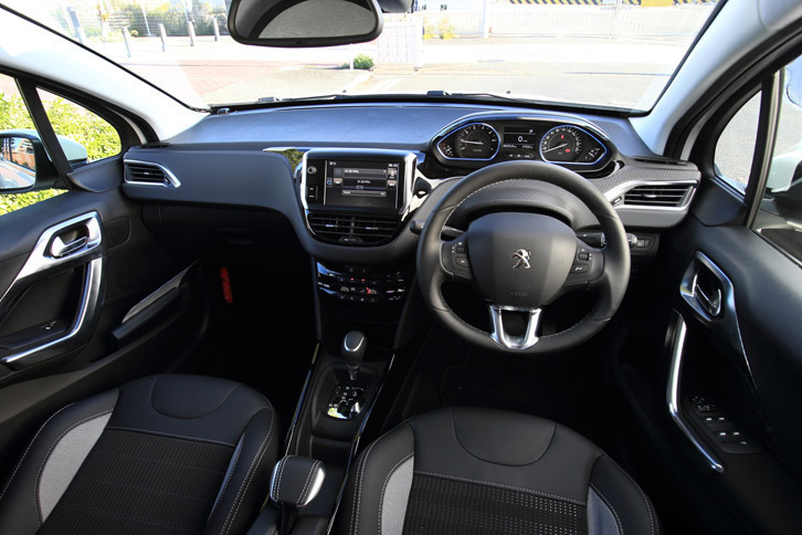 黒を基調とした「アリュール」のインテリア。新グレード「GTライン」では、各部に赤いアクセントが施される。