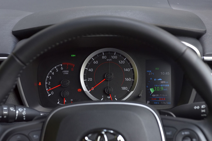 速度計を中央に据えたメーターパネル。右側には4.2インチのカラーインフォメーションディスプレイが備わる。