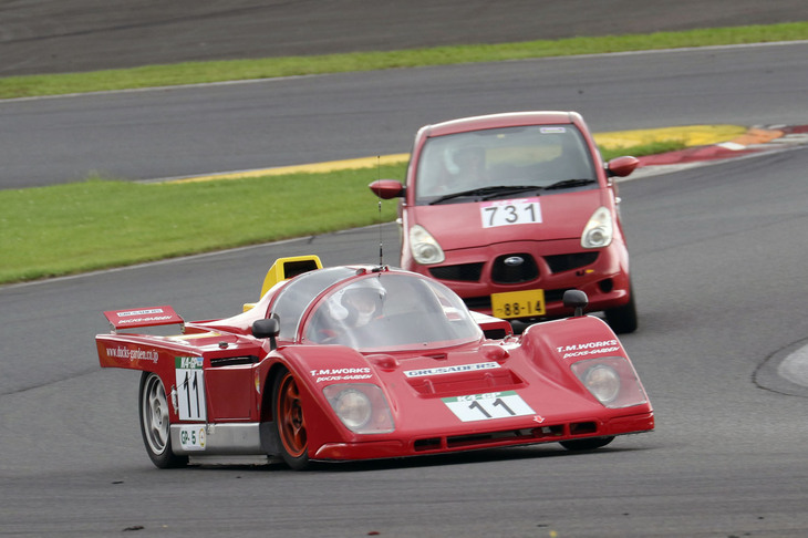 「フォーミュラ・スズキkei」のシャシーに「フェラーリ512M」風ボディーを載せた「CRUSADERS SPL」に、ナンバー付きの「ODCR1」こと「スバルR1」が続く、なかなかシュールな光景。前者はGP-5クラス5位、後者はGP-1-Nクラス2位でフィニッシュ。
