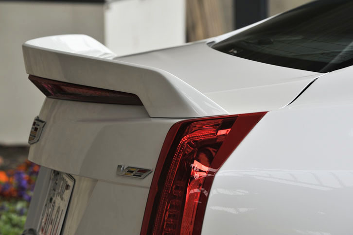 トランクリッドにはコンポジット材製の大型スポイラーが備わる。