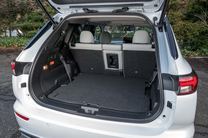 3列目シートは畳んで床下に格納可能で、跡地がフラットになるのもうれしいところ。この状態でゴルフバッグが4個、またはスーツケースが3個積める。