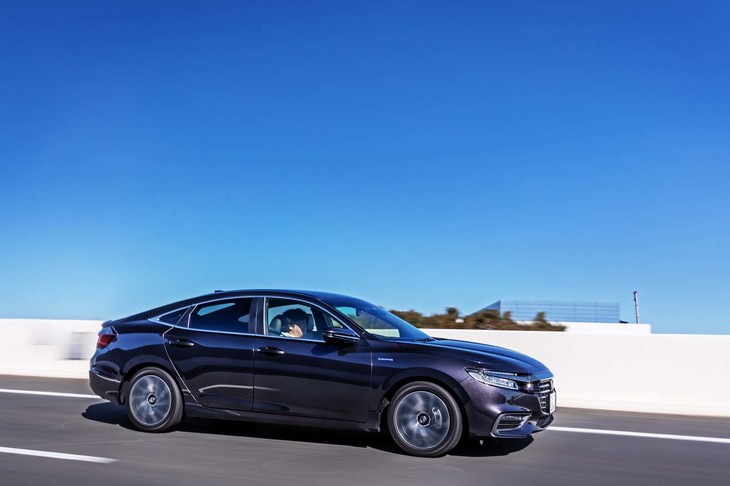 「インサイト」のプラットフォームは「シビック」と共通。ルーフもシピックからの流用で、この両モデルは兄弟車ともいえる。ボディーサイズは、インサイトのほうが若干大きい。