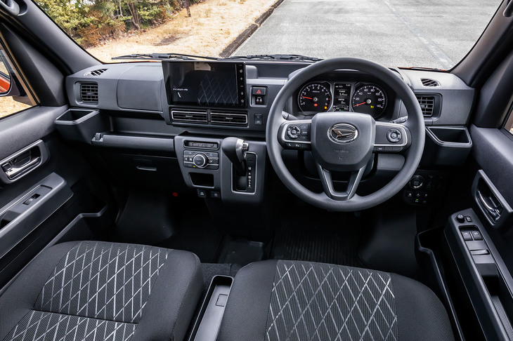 スマホ連携機能が付く9インチのディスプレイオーディオはオプションアイテムだが、実にいまどきのインパネ。「アトレー デッキバン」は侮れない。