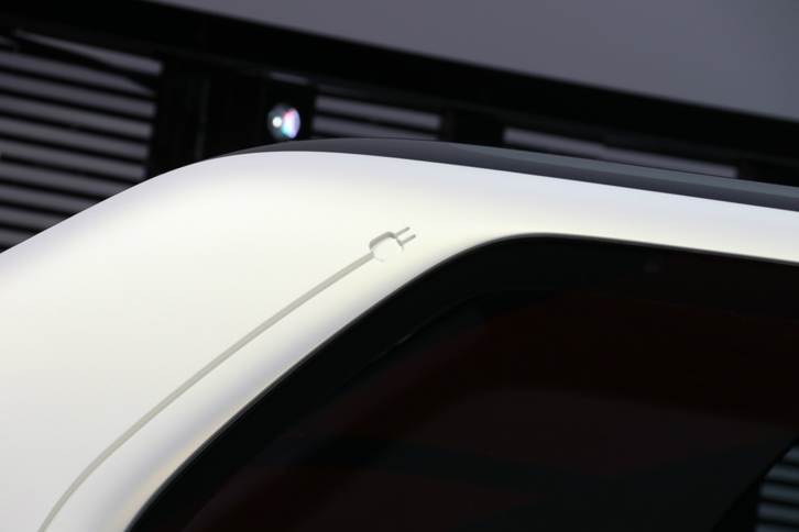 ホンダのコンセプトカー「アーバンEVコンセプト」のCピラーには、電源プラグを模した“彫り”が。ボクも含め、まずディテールに目がいく日本人にとっては楽しいアイデアだが……。全体のフォルムからその印象を判断する欧州ジャーナリストも、ここに気づいたことを願う。