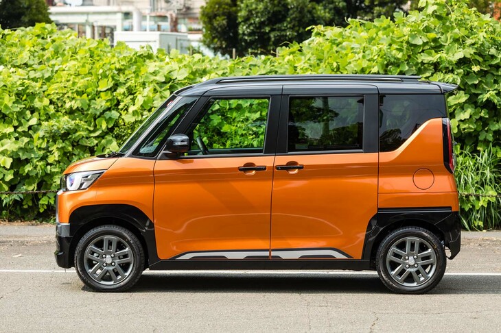 ボディーサイドのプロテクターに見える部分はディーラーオプションのデカール。「DELICA」ロゴ入りのマッドフラップなど、このほかにも力の入ったアクセサリーパーツが用意されている。