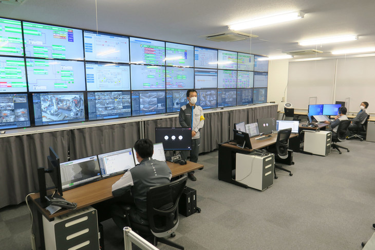 新工場ではIoTを用いた生産設備の保守管理システムや、設備故障診断システムを導入。生産設備を監視し、現場の保全員に指示を送る集中管理室のスタッフは、いずれもこの道20～30年の大ベテランである。工場が合理化されても、いきなり人が不要になるわけではないのだ。