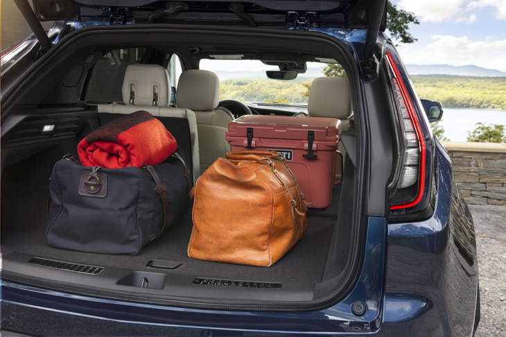 荷室容量は通常時で637リッター、後席格納時で最大1385リッターに拡大できる。