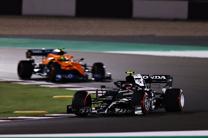 アルファタウリは、予選で絶好調、レースで絶不調と明暗が分かれた。ピエール・ガスリー（写真前）は、3回のプラクティスで2位、2位、4位となり、予選でも4位。さらにフェルスタッペンとボッタスの降格ペナルティーで2番グリッドに繰り上がったのだが、レースではスタートで3位に落ち、ペースが遅く順位が下がり続け、結果入賞圏外の11位。角田裕毅も予選Q3に駒を進め8位と健闘したものの、ヘルメットの“捨てバイザー”がリアウイングに引っかかりバランスを崩し、それを取り除くために早めのピットインを余儀なくされ、最終的に13位でレースを終えた。アルピーヌと同点で並んでいたが、ライバルの大量得点に25点ものギャップを築かれてしまった。（Photo=Getty Images / Red Bull Content Pool）