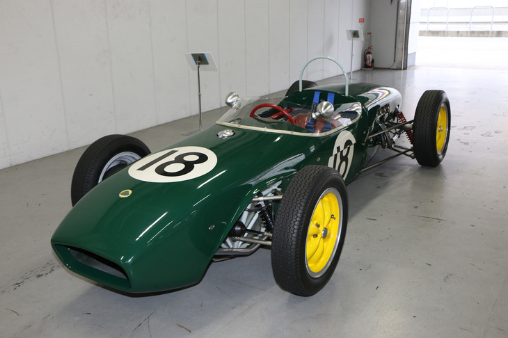 「ロータス18FJ」（1960年）。ロータス18は排気量の異なるエンジンを搭載可能なフォーミュラーカーで、FJやF2、そしてF1と、幅広いカテゴリーで活躍した。同車はFJ仕様のもの。