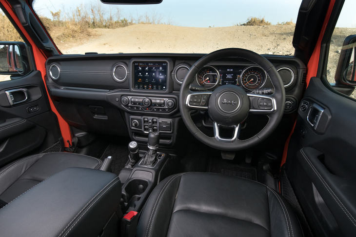 インテリアについては、オープン走行時に雨に降られても大丈夫なよう高い耐候性を確保。エンジンスタートボタンは防水シールドで保護されており、ぬれた状態でもエンジンをかけることができる。