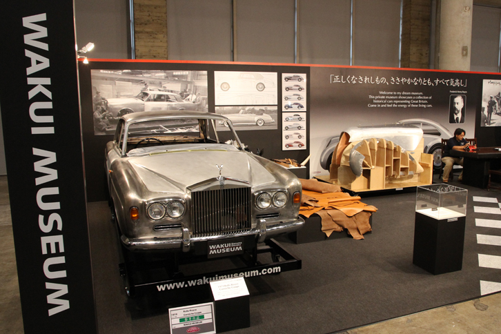 ロールス・ロイスとベントレーのスペシャリストであるWAKUI MUSEUM。手前はレストア途上の「ロールス・ロイス・コーニッシュ」のホワイトボディーと、それの内装に使われる13頭分（！）の牛革。右奥に見えるのは、1953年「ベントレー・コンチネンタル」のシャシーに載せるべく製作中のオリジナルボディー。ついにコーチビルドまで始めたのである。