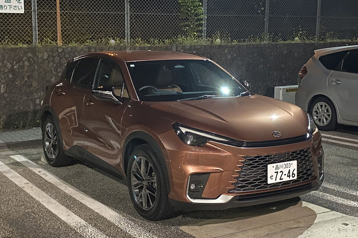 「レクサスLBX」はシャシーがパワーに勝っていて、まるで古き良きメルセデスのような走りが味わえた。ハイブリッドパワートレインもレスポンスがよくて気持ちよく走れる。その一方で、抑揚に満ちた高級車然としたフォルムは、ご隠居カーマニアには少し派手。カーマニアじゃなければ、もちろん全然OKなのだが。
