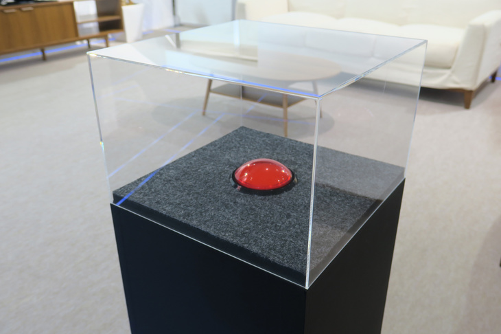 ブースの中央に据えられていたこちらは、進退きわまった際に使う自爆ボタンではなく、停電時の状態を再現するデモンストレーション用のスイッチ。V2Hシステムは、地域で停電が起きた場合にも電気を利用できる点が特徴なのだ。