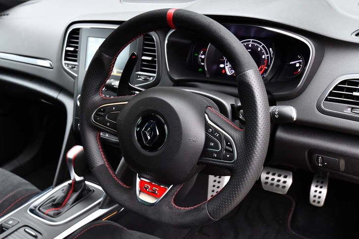 高品質なナパレザーとアルカンターラで仕立てられたステアリングホイールは、「トロフィー」ならではの装備。アルミのペダル類も戦闘的なムードを盛り上げる。