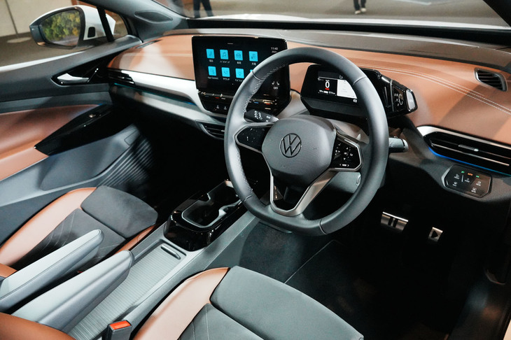 内装にはブラウンのレザレットなどをあしらい、暖かみのある雰囲気だ。