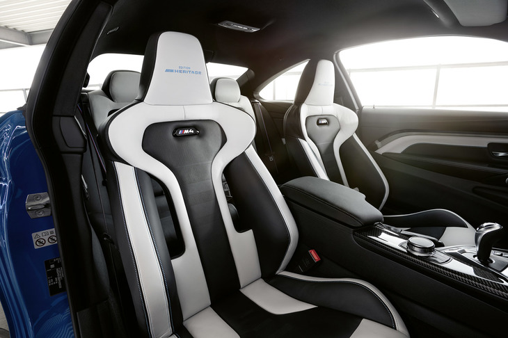 外装色に合わせてカラーコーディネートされたシート。ヘッドレストに「M Heritage」のロゴが入っている。
