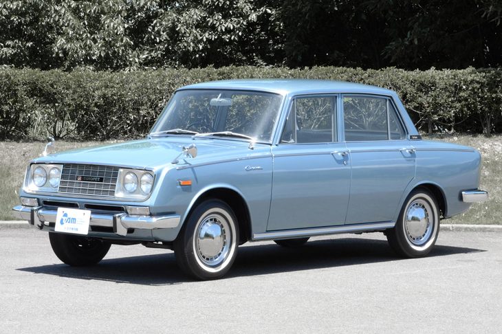 1964年に登場した3代目「トヨペット・コロナ」。トヨタは同車の性能の高さを訴求するため、当時開通したばかりの名神高速道路で10万km連続高速走行公開テストを実施。優れた高速性能と高い耐久性をアピールした。