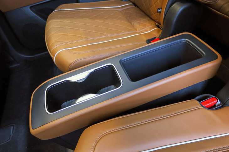 インフィニティQX60（2列目シートのセンターコンソール）