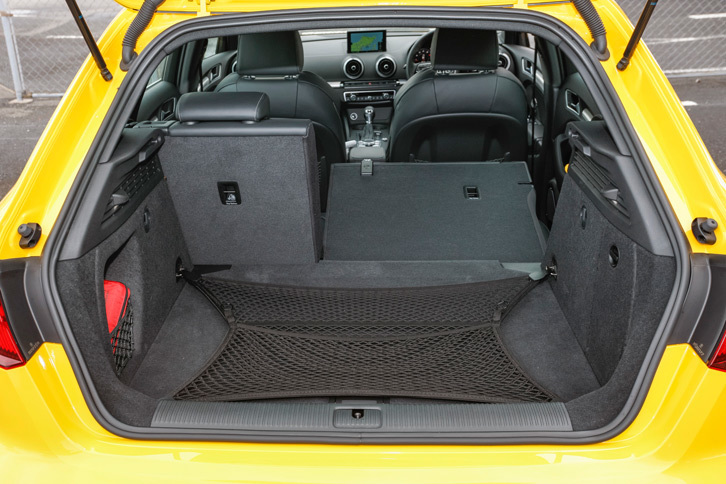 後席は6：4分割可倒式。背もたれを倒せばフラットな空間が広がる。