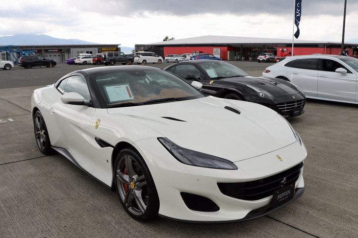 メイン会場となるAパドックには、取り扱いブランドのコーンズ認定中古車を展示。展示車の1台「フェラーリ・ポルトフィーノ」は、2020年5月登録で走行距離はたった1万km。カーボンファイバーパーツなどオプションも満載で、お値段は3130万円だった。