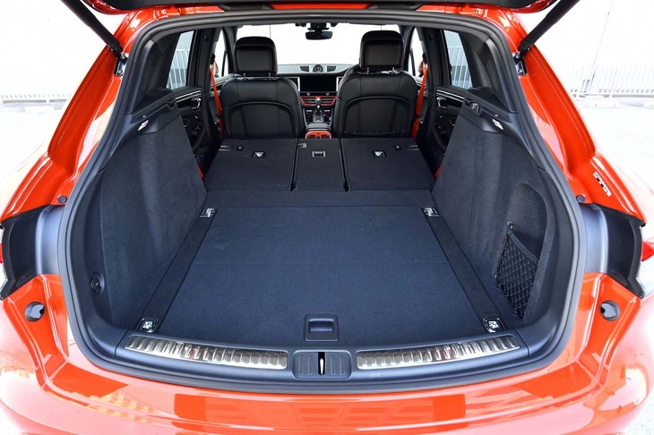 3分割式のリアシートをすべて倒すと、1503リッターの積載スペースが生まれる。最大積載重量は665kg。