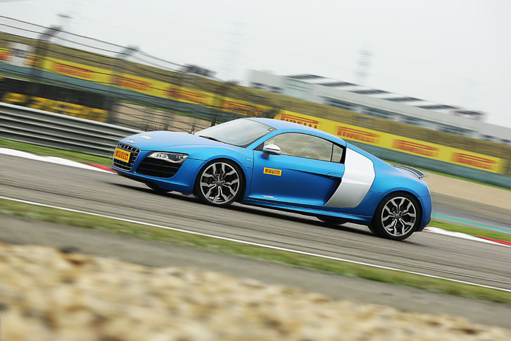 純正承認タイヤだけあって、新型「P ZERO」と「アウディR8」は素晴らしいマッチングを見せた。