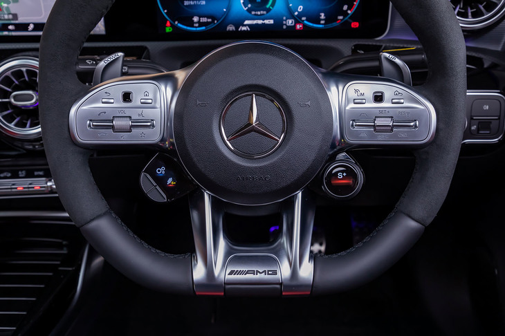 オプションの「AMGパフォーマンスステアリング」には、「AMG DYNAMIC SELECT」と呼ばれる走行モード切り替えスイッチがステアリングホイール右下に、サスペンションやESPの切り替えスイッチが左下に備わる。