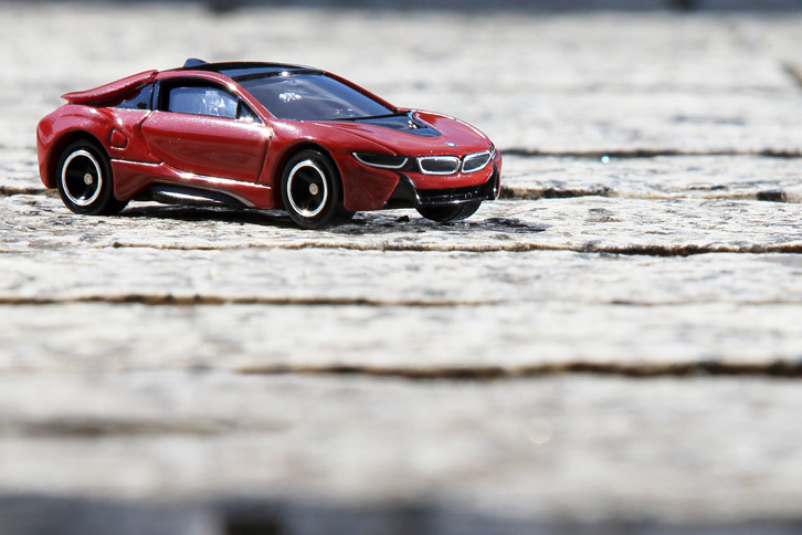 高い環境性能に加え、高性能スポーツカーならではの動力性能も「i8」の見どころである。0-100km/h加速は、「ポルシェ911」に比肩する4.4秒。最高速については、リミッターによって250km/hに抑えられている。（写真＝荒川正幸）