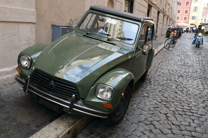スペイン階段近くで発見した「シトロエン・ディアーヌ」。現役時代、イタリアの若者の間で“ナウい”モデルの一台であった。