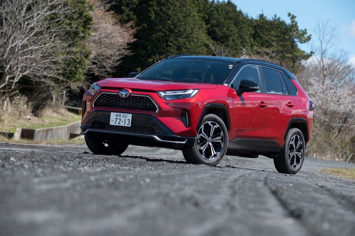 「RAV4 PHV」はハイブリッドモデルと純ガソリンモデルから遅れること1年2カ月の2020年6月に国内販売がスタート。3600台の年間販売予定台数枠があっという間に埋まり、受注がストップした。