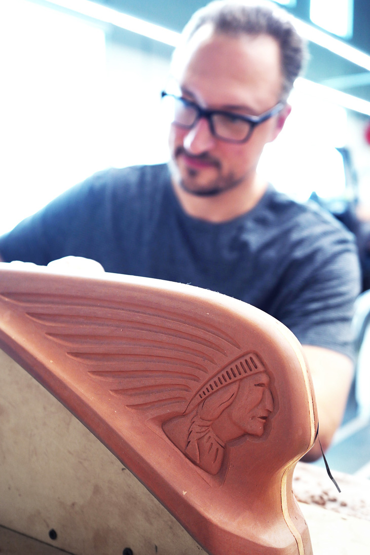 フロントフェンダーを飾るマスコットのクレイモデル。インディアンの誕生は1901年のことで、以来100年以上にわたり、アメリカンモビリティーの変遷を見守り続けてきた。