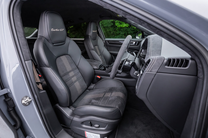 シートのセンターに「ネオジム」のアクセントラインがデザインされた表皮と、ネオジムのシートベルトや「turbo GT」刺しゅうは、「GTインテリアパッケージ」の無償オプションとして選択できるアイテム。