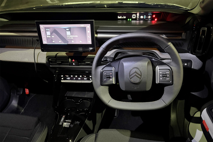 刷新された新型「C3ハイブリッド」のインストゥルメントパネル。上下をフラットなデザインとした小径ステアリングホイールのトップが、薄型のメーターパネルよりも下方に位置するその感じは、プジョーの「iコックピット」っぽい。