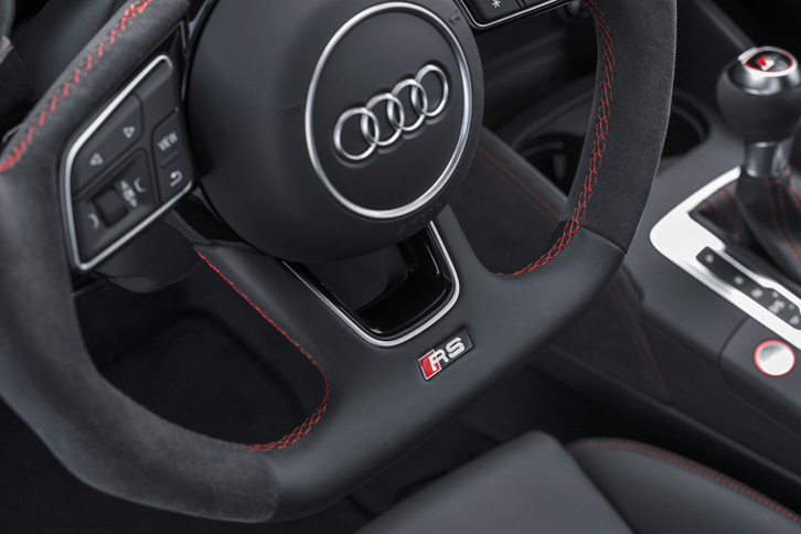 
	ステアリングホイールは、ボトム部がフラットな形状。「RS」のエンブレムも添えられる。
	