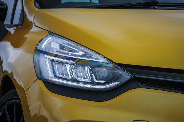 今回のマイナーチェンジでヘッドランプがフルLED化された。メインユニットと、それを囲む“C”字型の縁取りで構成される。