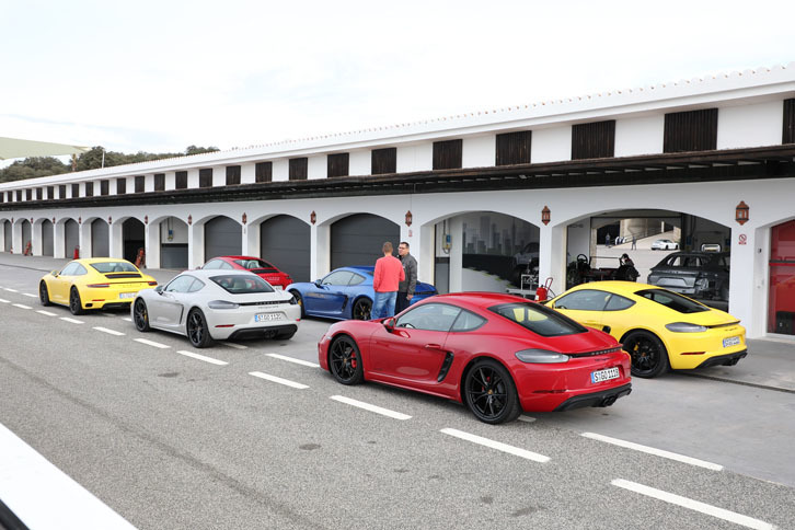 南スペインのサーキット「アスカリ・レースリゾート」に並んだ「718ケイマンGTS」。今回は7段ATモデルに試乗した。