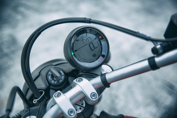 メーターはデジタル表示の単眼式。最上級モデルの「1100」を除くと、「スクランブラー」シリーズにはドライブモードセレクターなどの可変制御システムは装備されていない。