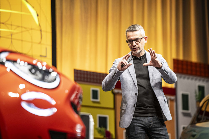 「フィアット600e」のデザインについてコンセプトや特徴を説明したステランティス グループ フィアットブランド チーフデザイナーのフランソワ・ルボワンヌ氏。