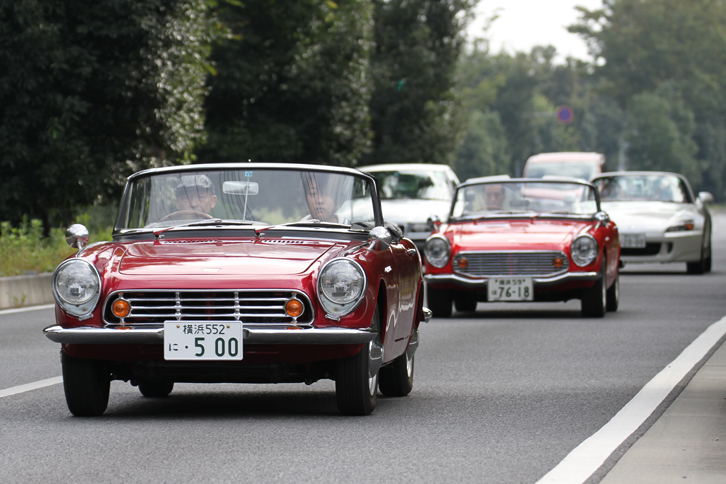 狭山工場に向かうルートで、「S500」に「S600」が続く。500と600では、フロントグリルとバンパーのデザインが異なることがわかるだろう。S600の後ろには、関係者のものとおぼしき「S2000」がいる。