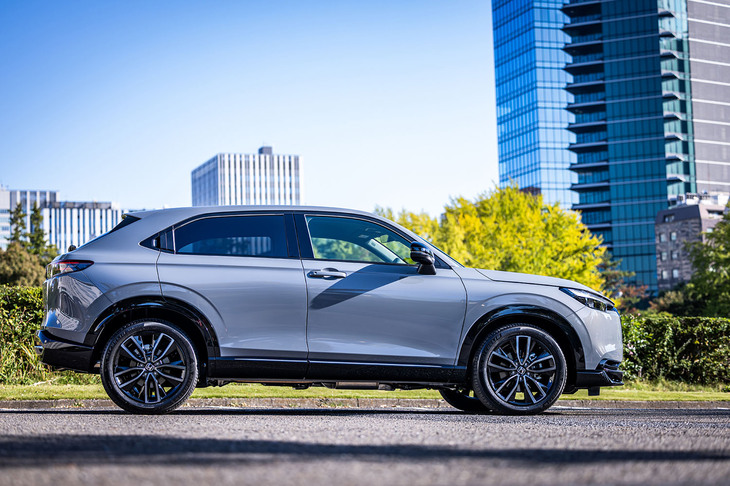 「ヴェゼルe：HEV RS」のボディーサイズは全長×全幅×全高＝4385×1790×1545mmで、ホイールベースは2610mm。ルーフ高が15mm引き下げられ、なおかつシャークフィンアンテナを廃止することで2WD車、4WD車ともに1550mmまでの高さ制限がある立体駐車場への入庫が可能となった。