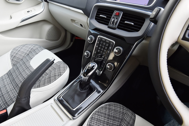 トランスミッションは、アイシン・エィ・ダブリュ製の6段AT。シフトレバーの左側に見えるハンドブレーキのグリップは本革巻きとなる。