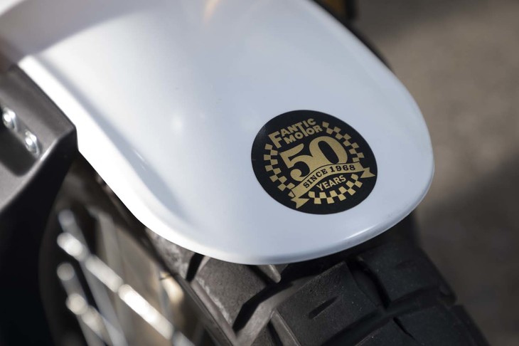 2018年に創業50周年を迎えたファンティック。フロントフェンダーの先端に記念のステッカーが添えられていた。