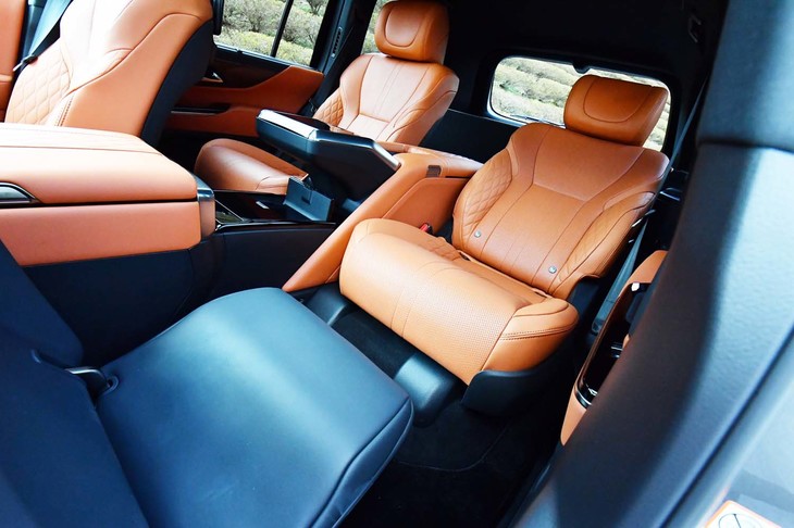 レクサスLX600“エグゼクティブ”（電動オットマン使用時の後席）