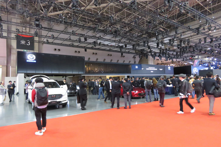 第45回東京モーターショーでの、マツダブースの様子。